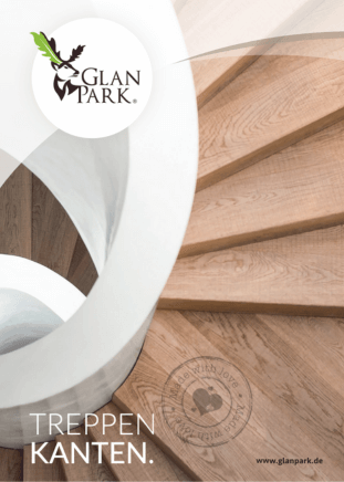 Spiralförmige Holztreppe mit hochwertigem Eichenholzbelag, Blick von oben. Links im Bild ein stilisiertes, weißes Treppengeländer in Spiralform. Oben links das Logo von GlanPark mit einem Hirschkopf und Eichenblatt-Geweih. Unten links steht der Text ‚Treppen Kanten.‘ Unten rechts ist ein Siegel mit der Aufschrift ‚Made with love‘ und die Website-Adresse www.glanpark.de.